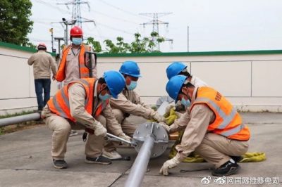 斗山變進(jìn)行構(gòu)架避雷針的調(diào)換工作 斗山變進(jìn)行構(gòu)架避雷針的調(diào)換工作