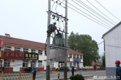 海陽供電公司在10千伏小政線進行線路改造 海陽供電公司在10千伏小政線進行線路改造