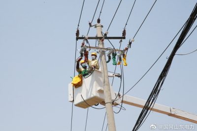 帶電作業(yè)為新項目建設(shè)提供可靠的電力支撐 帶電作業(yè)為新項目建設(shè)提供可靠的電力支撐