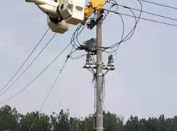 進(jìn)行帶電拆除高壓線(xiàn)。