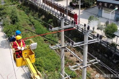 景寧首次開(kāi)展帶電清洗配電設(shè)備作業(yè) 景寧首次開(kāi)展帶電清洗配電設(shè)備作業(yè)
