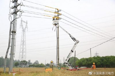 利用10千伏履帶式絕緣斗臂車(chē)帶電拆除電纜頭引線(xiàn) 利用10千伏履帶式絕緣斗臂車(chē)帶電拆除電纜頭引線(xiàn)