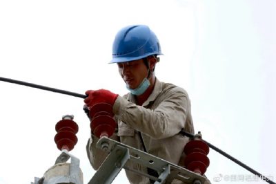緊急搶修“扶正”電桿 消除隱患保障安全 緊急搶修“扶正”電桿 消除隱患保障安全