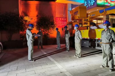 帶電作業(yè)小伙，在夜間濕透衣襟