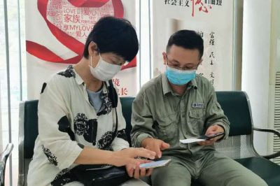電力小哥也管“修手機(jī)”？分外事也是一片心