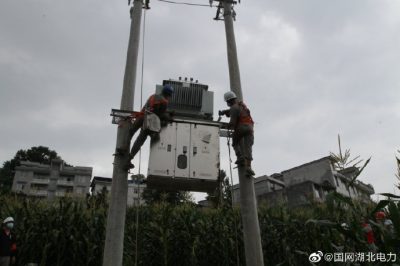 搶在暴雨前安裝桿上金具 搶在暴雨前安裝桿上金具