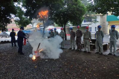 消防中隊官兵現(xiàn)場給供電公司傳授消防安全知識 消防中隊官兵現(xiàn)場給供電公司傳授消防安全知識