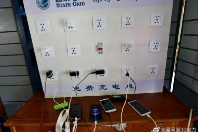 暴雨致停電，定制充電板為愛續(xù)航