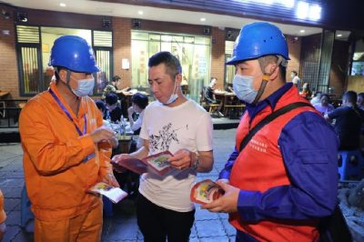 為各個攤位檢查用電安全情況、排查隱患、發(fā)放用電安全宣傳單