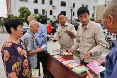 電力員工“擺攤”話安全 電力員工“擺攤”話安全