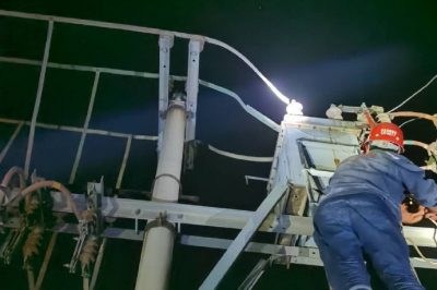 深夜搶修10千伏線路故障 深夜搶修10千伏線路故障