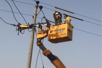 10千伏線路電桿進(jìn)行帶電接引線 10千伏線路電桿進(jìn)行帶電接引線