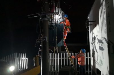 冒雨搶修滲油的變壓器 冒雨搶修滲油的變壓器