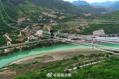 看呆了電力工人飛躍嘉陵江，高空走鋼絲
