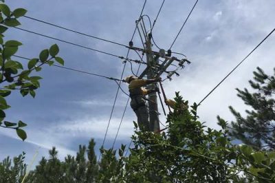 9米桿上帶電作業(yè)，近3米長、4公斤重的絕緣操作桿