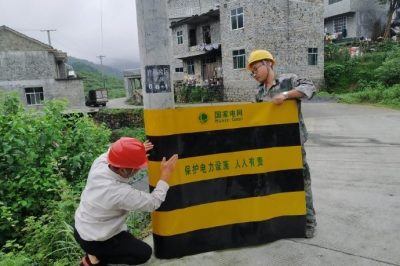 張貼防撞標(biāo)識提升電力電桿的安全性能 張貼防撞標(biāo)識提升電力電桿的安全性能