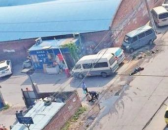 有人高壓線下施工觸電，居民救援“往身上澆水”……這是幫倒忙！