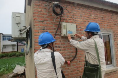 司機撞斷接戶線 立即搶修保供電 司機撞斷接戶線 立即搶修保供電