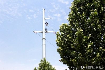 鐵塔聳立云端 坐塔“穿針引線” 鐵塔聳立云端 坐塔“穿針引線”