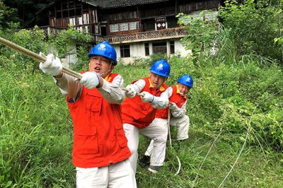 重慶電力公司全力搶修強(qiáng)暴雨受損供電設(shè)施 重慶電力公司全力搶修強(qiáng)暴雨受損供電設(shè)施