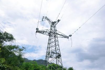 重慶武隆供電:塔危 供電員工緊急救援 重慶武隆供電:塔危 供電員工緊急救援