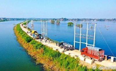 在廬江縣同大鎮(zhèn)白石天河古圩段圩堤上進(jìn)行立桿、架線、安裝配變?cè)O(shè)備