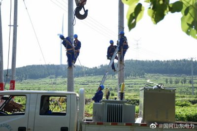 冒高溫安裝變壓器 服務(wù)新農(nóng)村建設(shè) 冒高溫安裝變壓器 服務(wù)新農(nóng)村建設(shè)