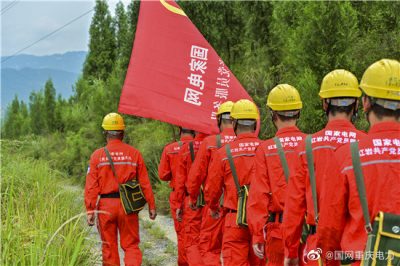 重慶送變電公司運(yùn)檢小分隊(duì)奮戰(zhàn)在迎峰度夏保供電的第一線 重慶送變電公司運(yùn)檢小分隊(duì)奮戰(zhàn)在迎峰度夏保供電的第一線