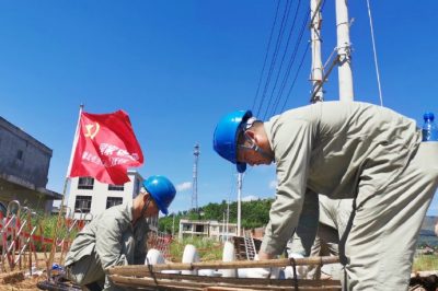 對洪港鎮(zhèn)燕廈鄉(xiāng)湖山村進(jìn)行立桿、放線工作