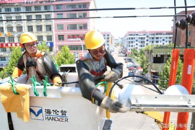 網(wǎng)婁星區(qū)供電支公司開展低壓線路解頭、搭火作業(yè)