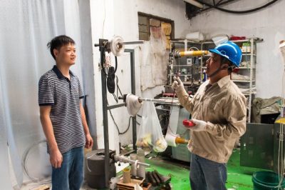 走進(jìn)轄區(qū)內(nèi)小作坊，檢查用電線路，試跳漏電保護(hù)器
