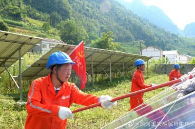重慶巫溪供電公司為客戶清潔光伏發(fā)電板 重慶巫溪供電公司為客戶清潔光伏發(fā)電板