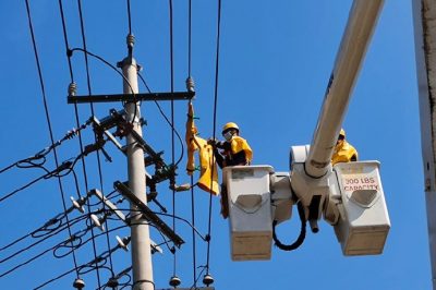 10千伏路西線櫻桃園支線26號(hào)桿進(jìn)行帶電接火作業(yè) 10千伏路西線櫻桃園支線26號(hào)桿進(jìn)行帶電接火作業(yè)