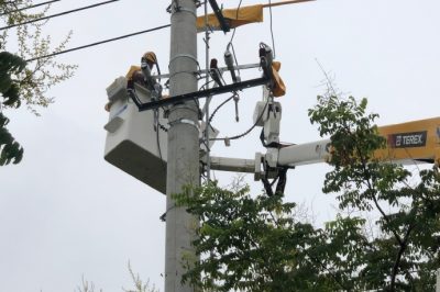 無懼高溫“烤”驗的帶電作業(yè) 無懼高溫“烤”驗的帶電作業(yè)