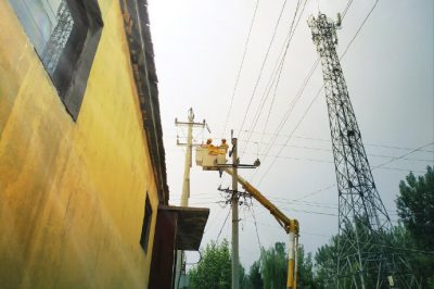 在10千伏李陳線歸仁支線10號桿為歸仁村新建200千伏安配電變壓器帶電接火 在10千伏李陳線歸仁支線10號桿為歸仁村新建200千伏安配電變壓器帶電接火