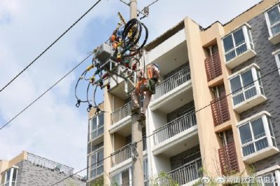 配電運(yùn)檢中心檢修人員為江蘇唐錦紡織安裝柱上開關(guān) 配電運(yùn)檢中心檢修人員為江蘇唐錦紡織安裝柱上開關(guān)