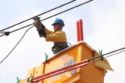 帶電作業(yè)班對安陸南城10千伏金溝線，城區(qū)碧霞一、二回線路開展帶電接火