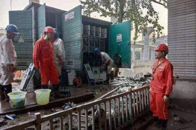 洪峰過境主城25支搶修隊(duì)伍24小時(shí)不間斷搶修復(fù)電 洪峰過境主城25支搶修隊(duì)伍24小時(shí)不間斷搶修復(fù)電