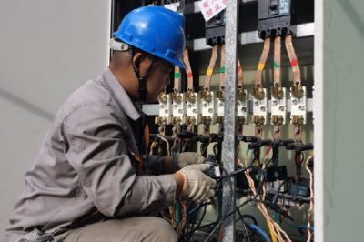 學(xué)前小區(qū)3號(hào)變電所進(jìn)行智能配電終端(TTU)安裝施工 學(xué)前小區(qū)3號(hào)變電所進(jìn)行智能配電終端(TTU)安裝施工