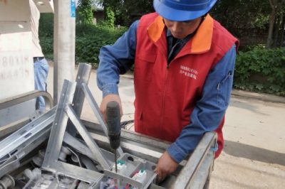 在楊家莊村“煤改電”施工現(xiàn)場進行低壓線路設備補強