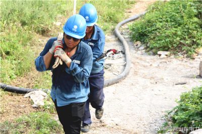 頭頂烈日奮戰(zhàn)在10千伏程東線升級改造 頭頂烈日奮戰(zhàn)在10千伏程東線升級改造