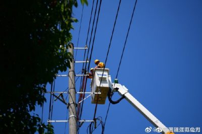 在開發(fā)區(qū)10千伏林港線開展帶電作業(yè)，為客戶帶電搭接