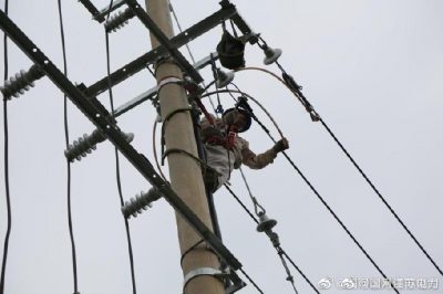 開(kāi)展進(jìn)出線電纜敷設(shè)及安裝配電線箱作業(yè) 開(kāi)展進(jìn)出線電纜敷設(shè)及安裝配電線箱作業(yè)