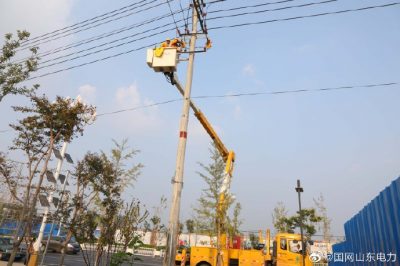 在10千伏九南2號(hào)線51號(hào)桿處開展帶電消缺工作 在10千伏九南2號(hào)線51號(hào)桿處開展帶電消缺工作