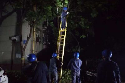 因地埋電纜突發(fā)故障連夜冒雨搶修 因地埋電纜突發(fā)故障連夜冒雨搶修
