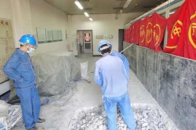 變電施工班作業(yè)人員進行木塔寨綜自改造工程 變電施工班作業(yè)人員進行木塔寨綜自改造工程