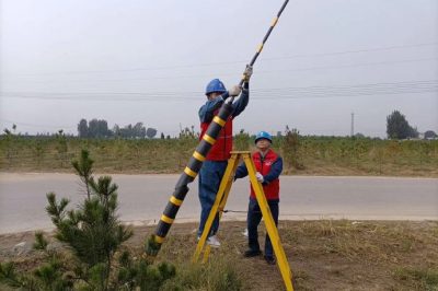 深入田間地頭為配電線路桿塔拉線安裝反光膜、拉線護(hù)套