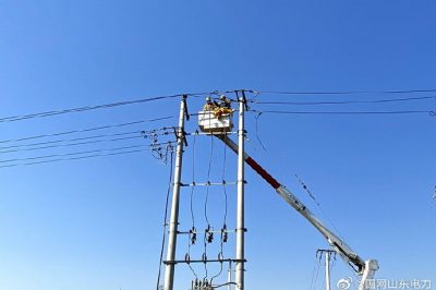 新增配變進(jìn)行帶電接引流線