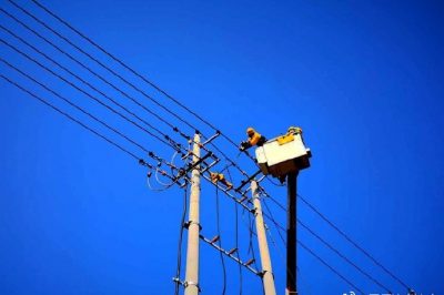 在10千伏朱家村線45號(hào)桿處帶電斷接引線