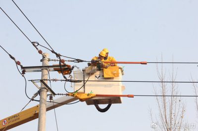 帶負(fù)荷加裝跌落式熔斷器作業(yè)
